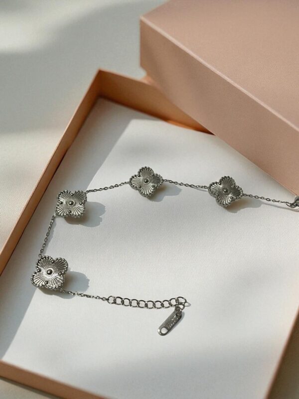 Silver Clover Whisper