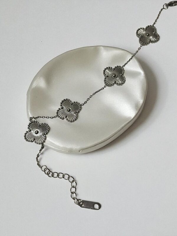 Silver Clover Whisper