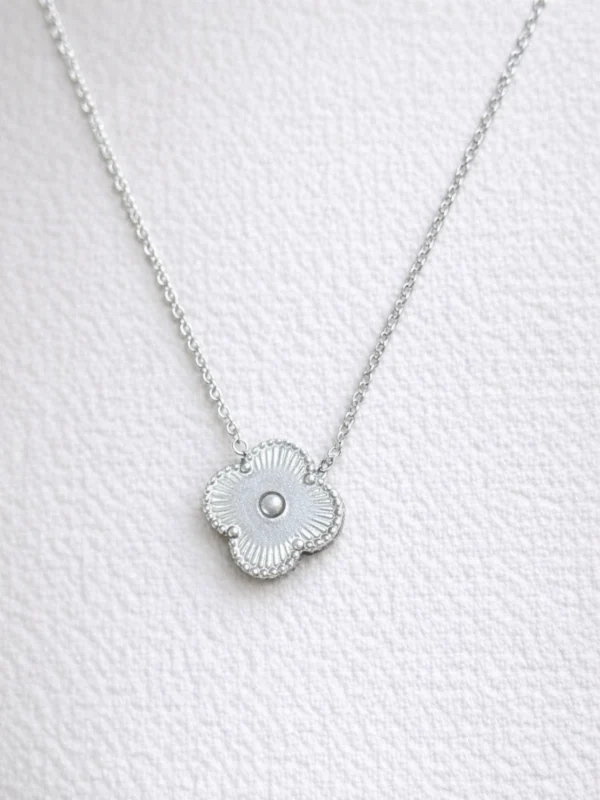 Silver clover pendant necklace close-up Silver clover pendant Set
